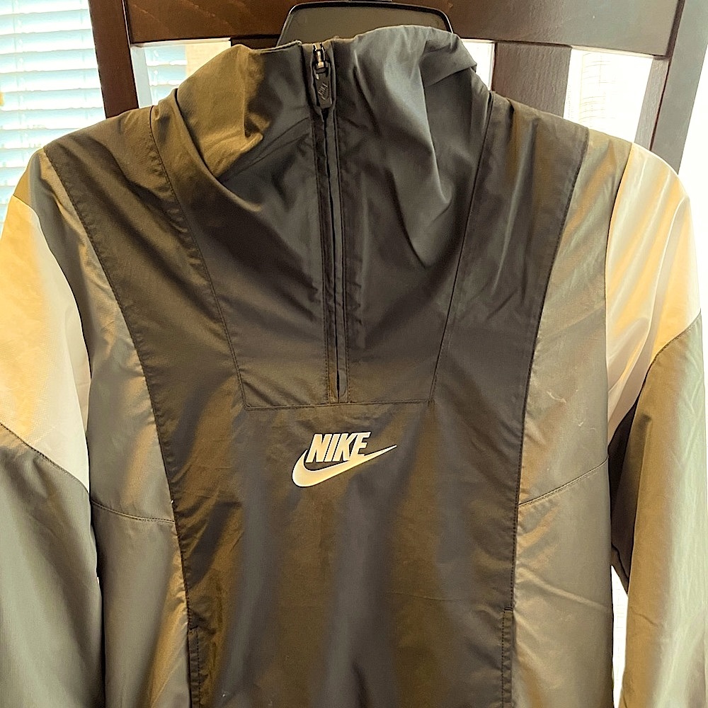 Boys Nike 1/2 zip wind breaker. Size large